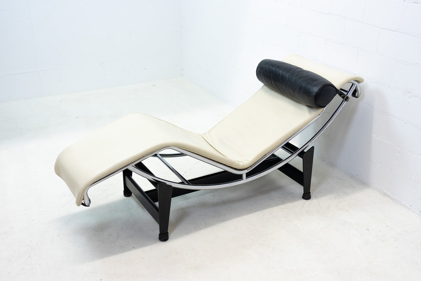 Cassina LC 4 Liege Leder beige