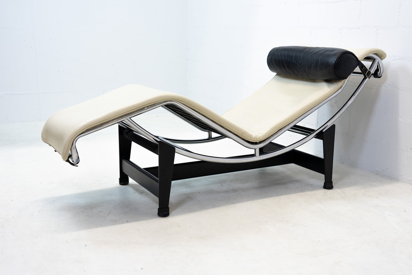 Cassina LC 4 Liege Leder beige