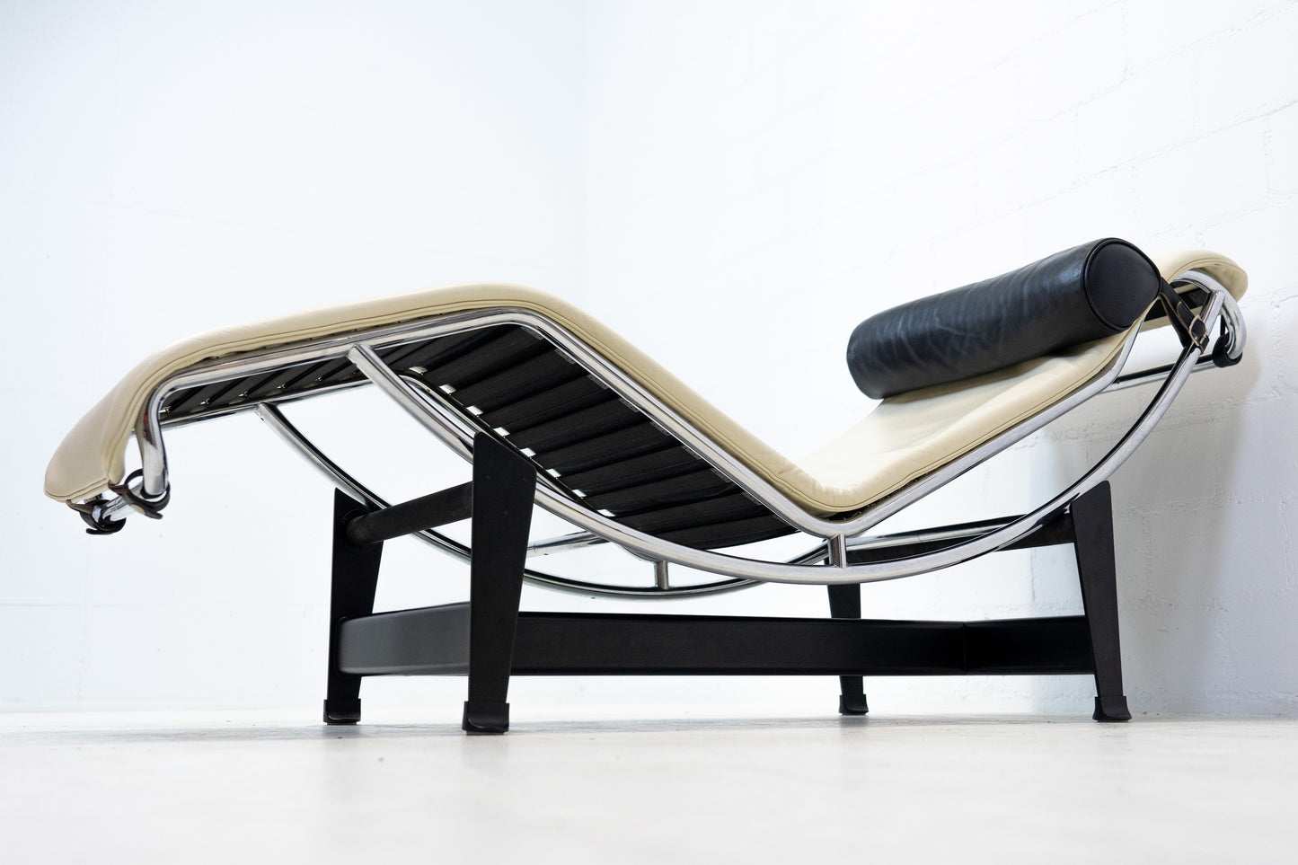 Cassina LC 4 Liege Leder beige