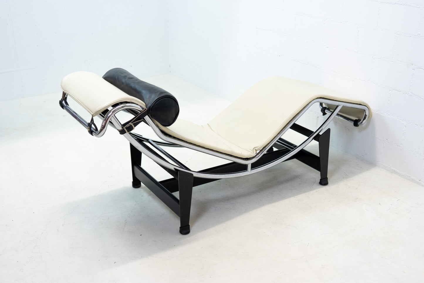 Cassina LC 4 Liege Leder beige