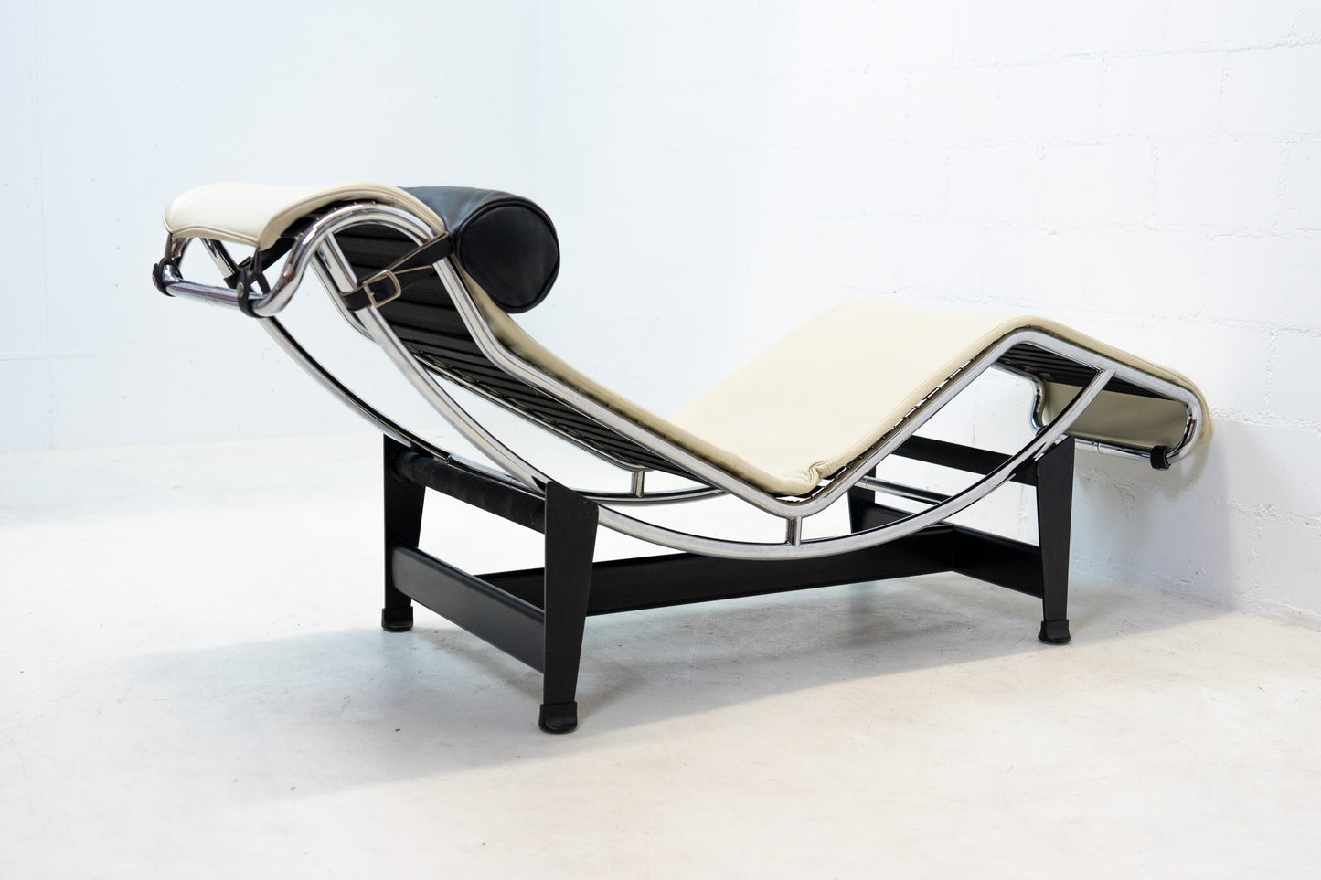 Cassina LC 4 Liege Leder beige