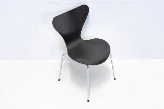 Fritz Hansen 3107 Stuhl Dunkelgrau