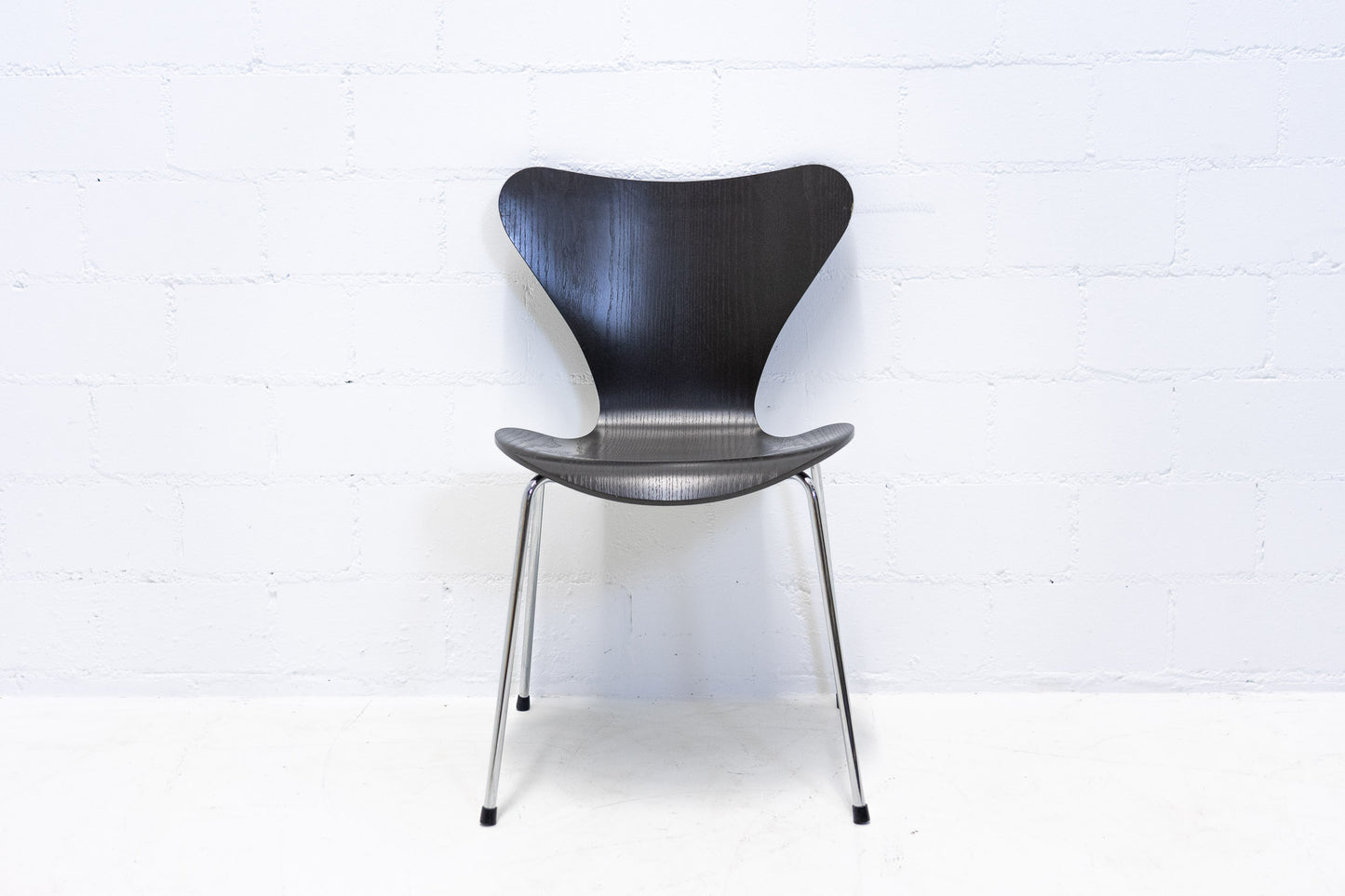 Fritz Hansen 3107 Stuhl Dunkelgrau