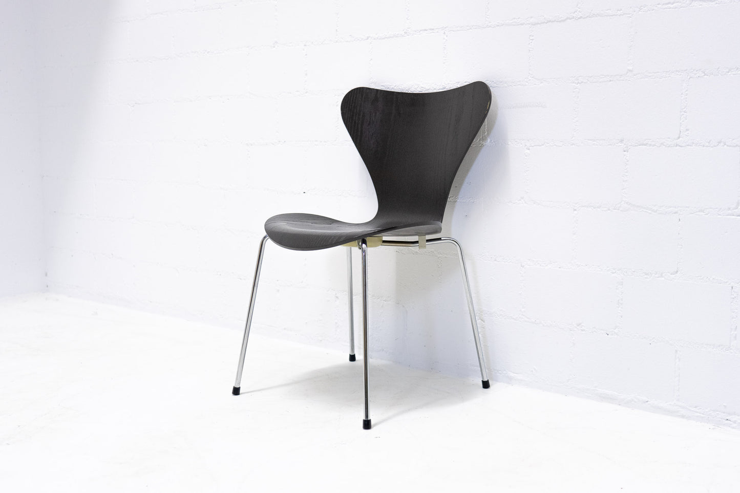Fritz Hansen 3107 Stuhl Dunkelgrau