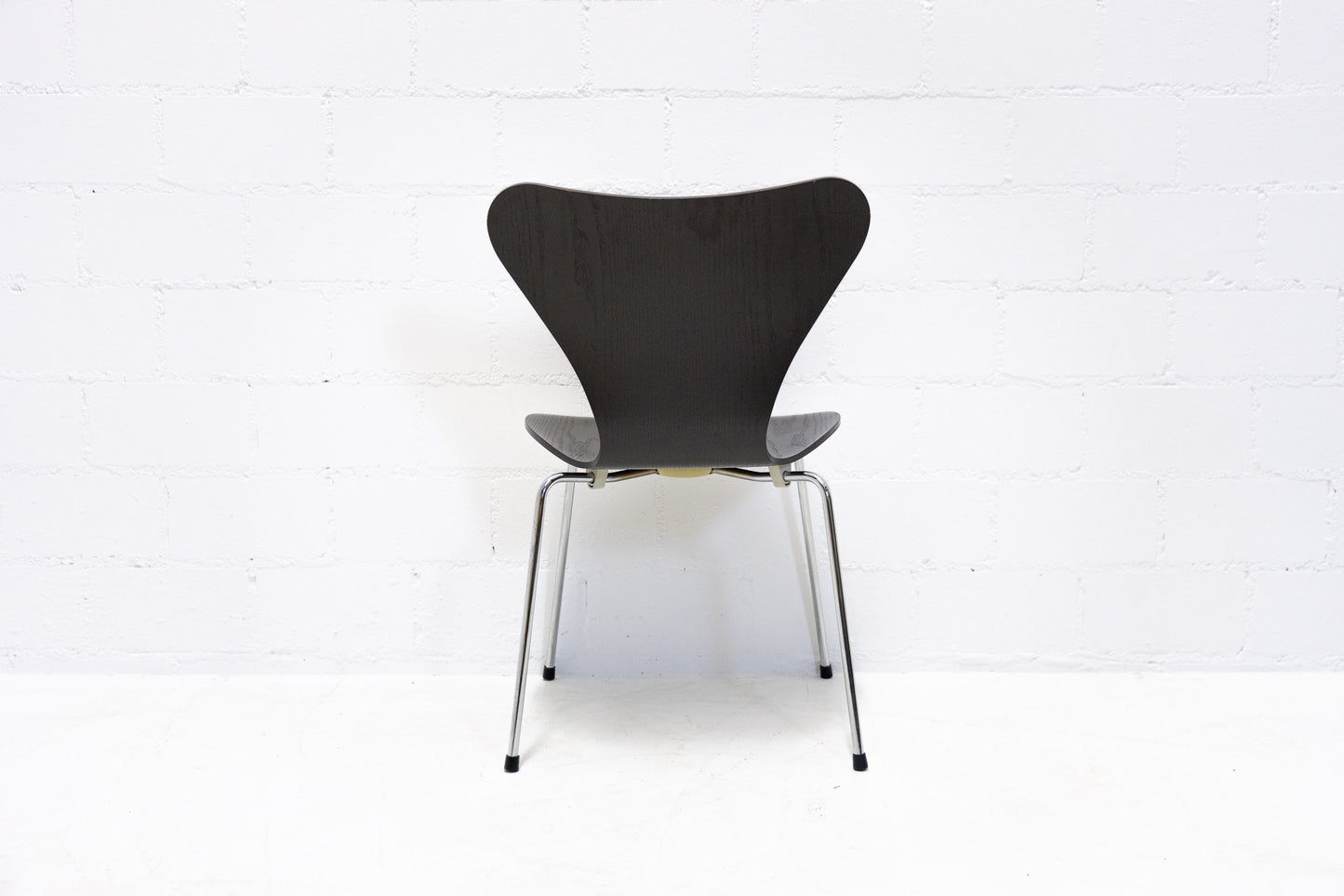 Fritz Hansen 3107 Stuhl Dunkelgrau