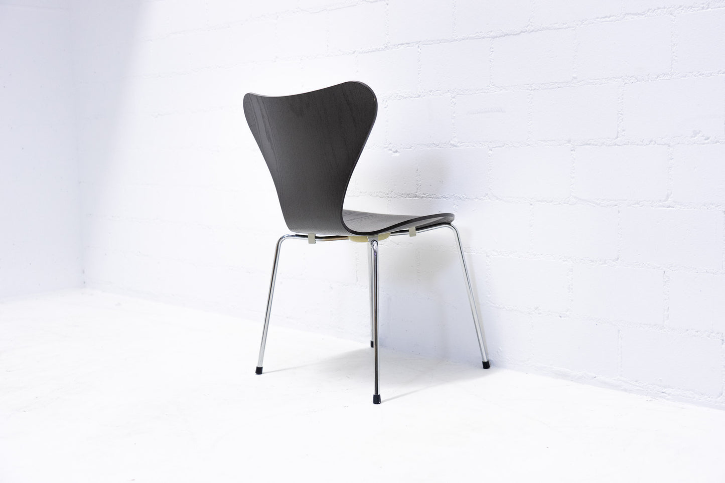 Fritz Hansen 3107 Stuhl Dunkelgrau