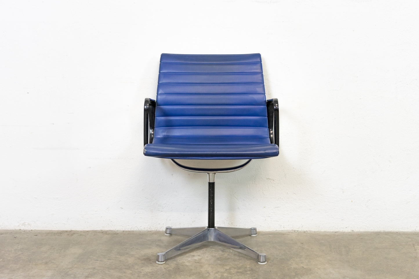Herman Miller Aluminium Chair EA 107 Nr. 1
