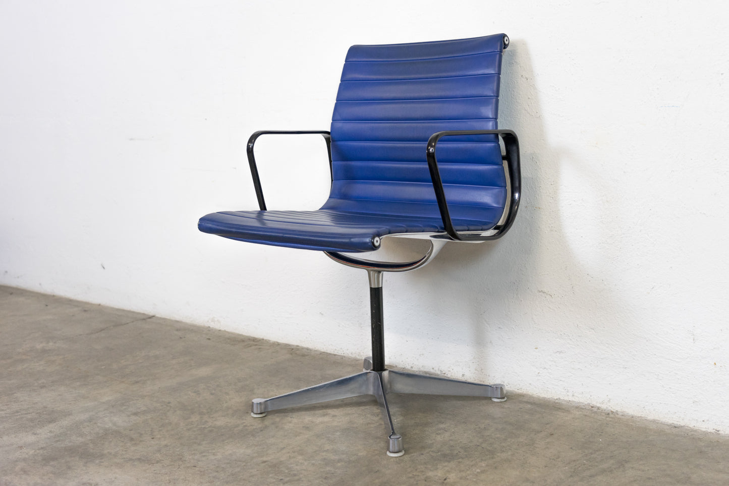 Herman Miller Aluminium Chair EA 107 Nr. 1