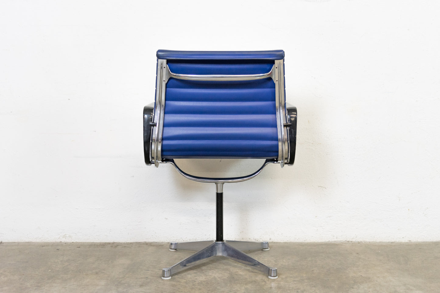 Herman Miller Aluminium Chair EA 107 Nr. 1