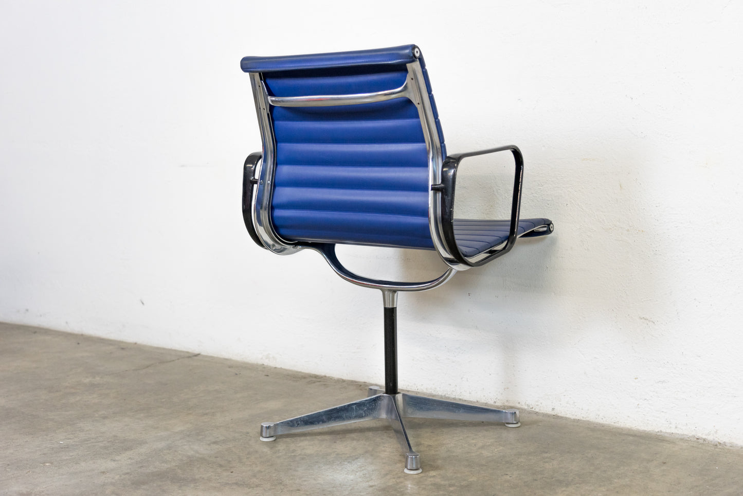 Herman Miller Aluminium Chair EA 107 Nr. 1