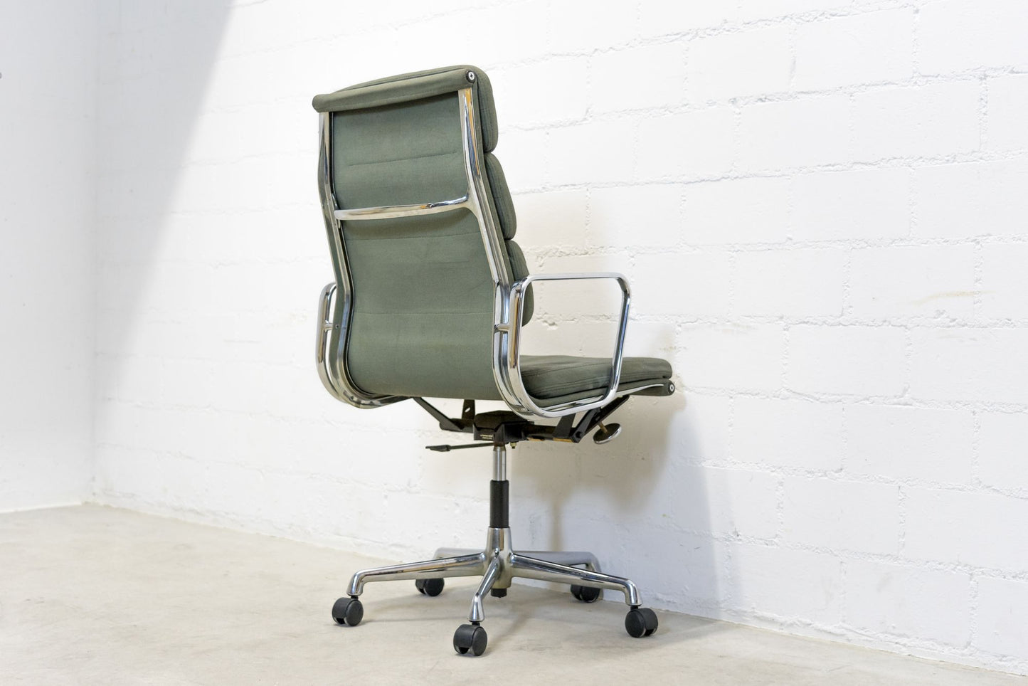 Herman Miller by Vitra Aluminium Chair EA 219 Soft Pad Eames