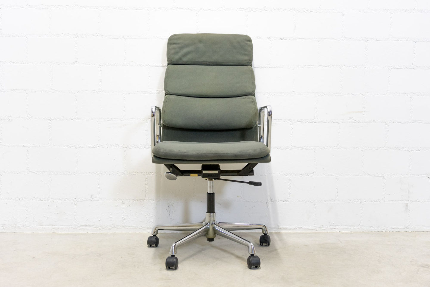 Herman Miller by Vitra Aluminium Chair EA 219 Soft Pad Eames