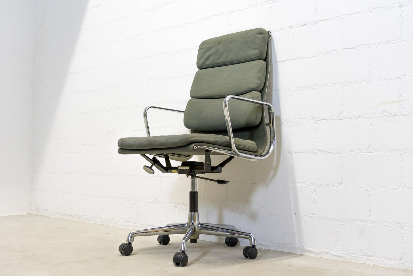 Herman Miller by Vitra Aluminium Chair EA 219 Soft Pad Eames