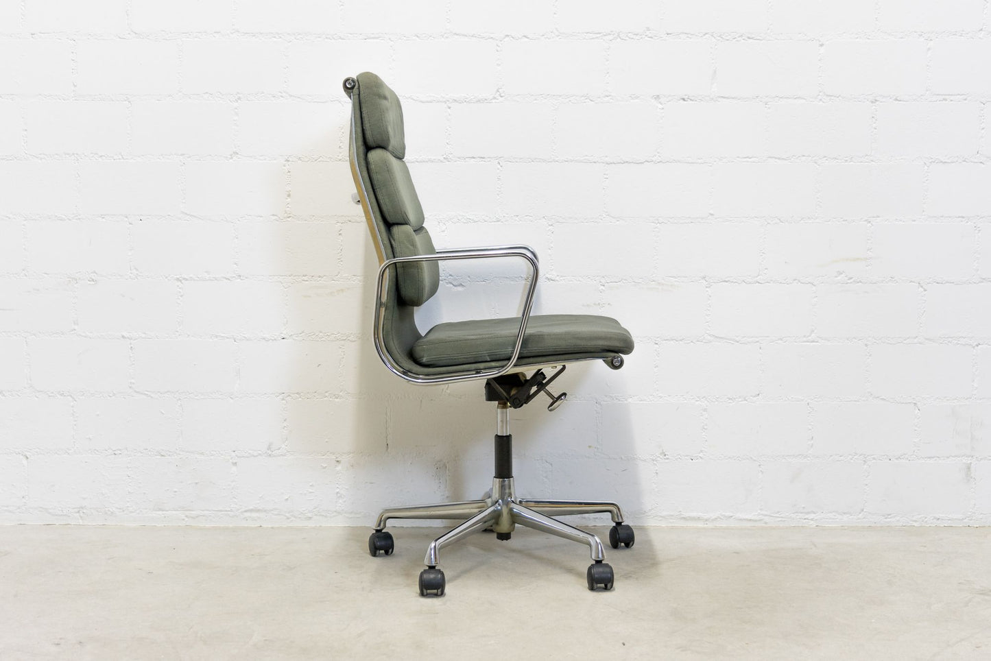 Herman Miller by Vitra Aluminium Chair EA 219 Soft Pad Eames
