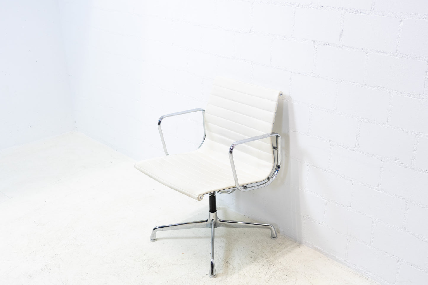 Herman Miller by Vitra Eames Aluminium Chair EA 108