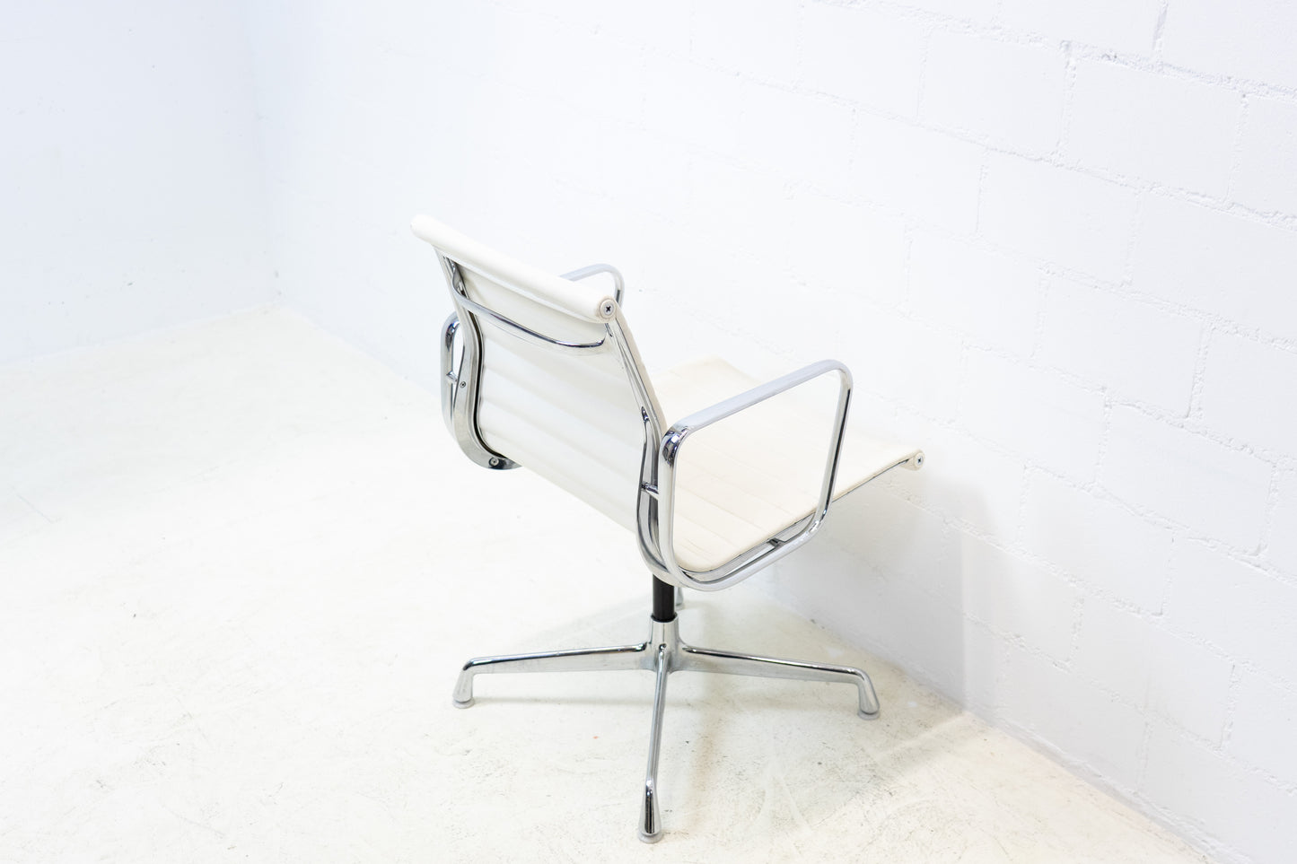 Herman Miller by Vitra Eames Aluminium Chair EA 108