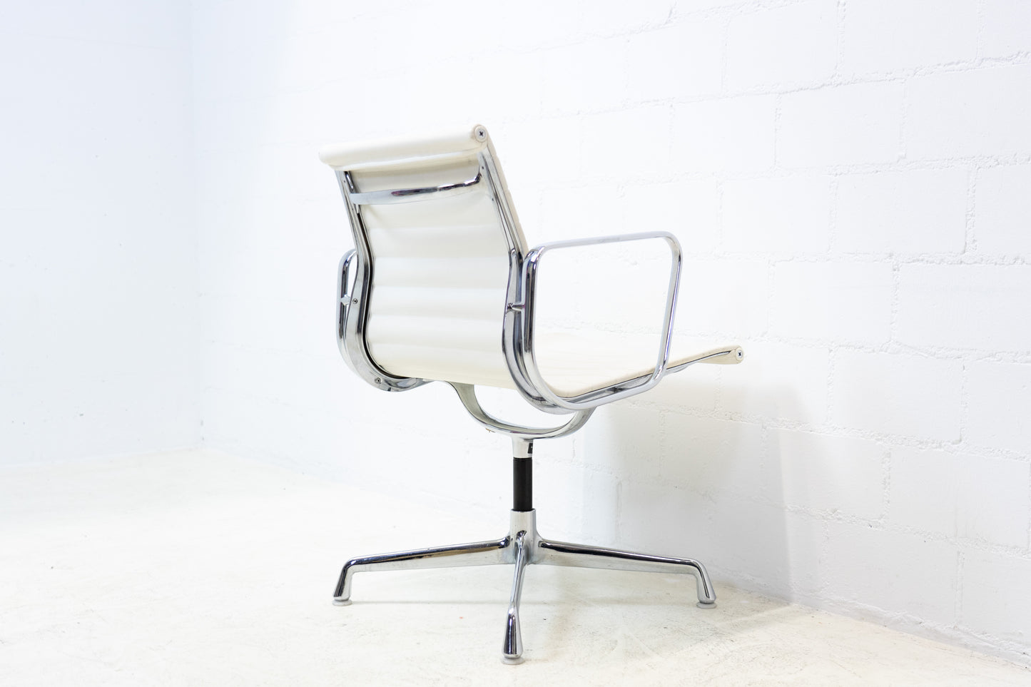 Herman Miller by Vitra Eames Aluminium Chair EA 108
