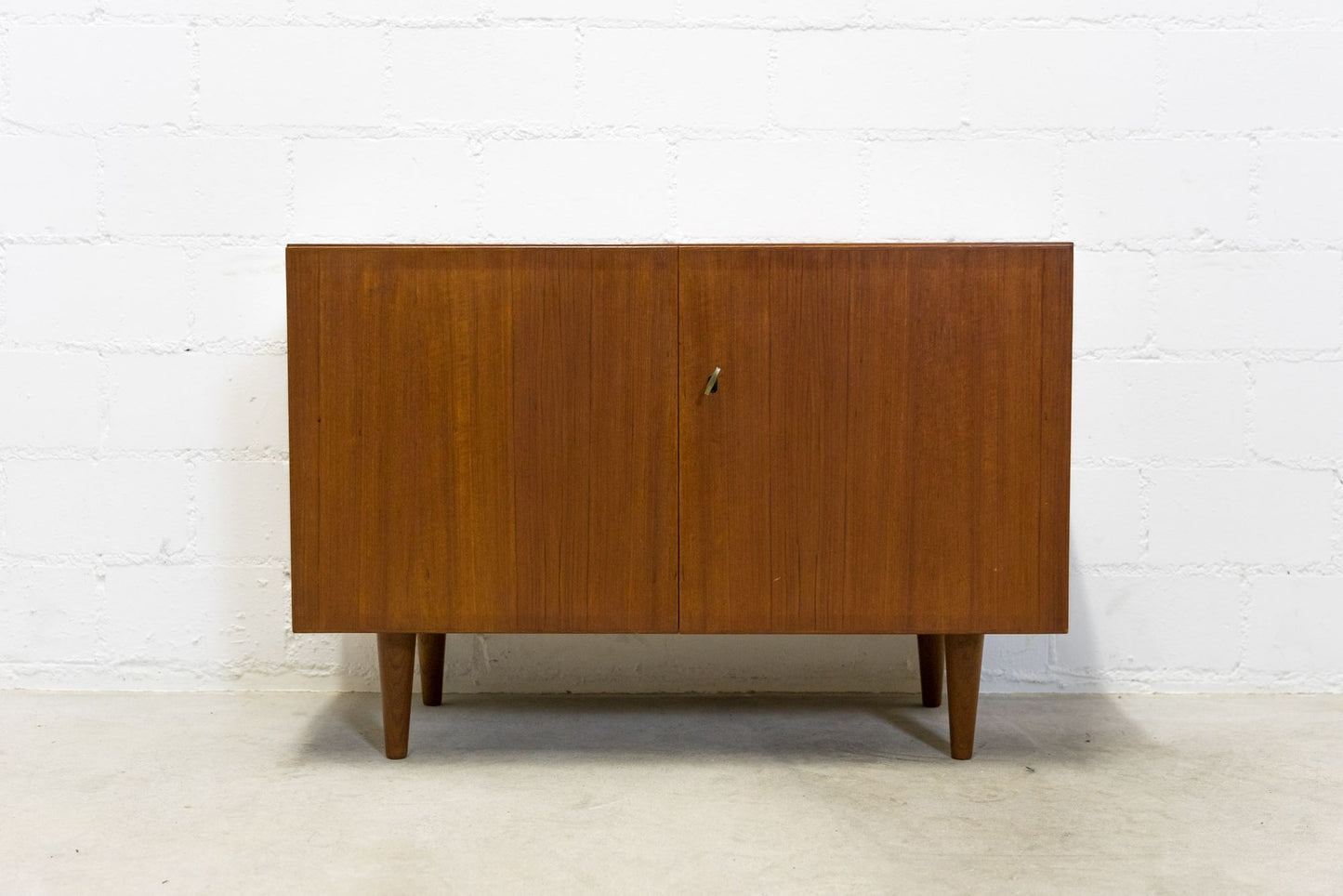 Swiss-Form Teak Kommode