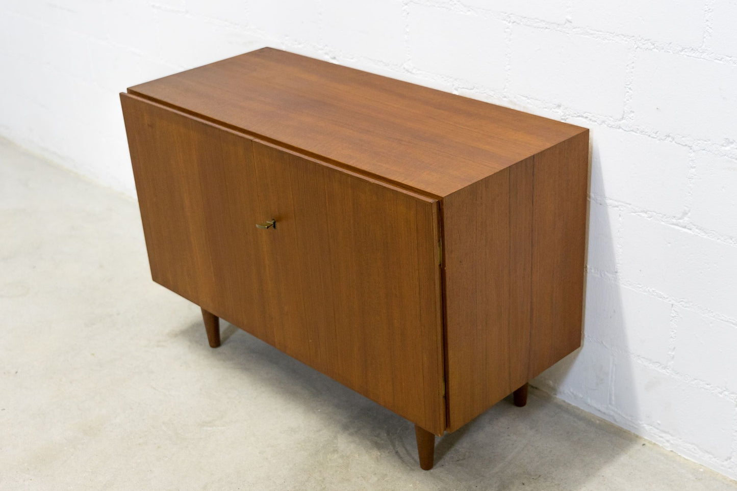 Swiss-Form Teak Kommode