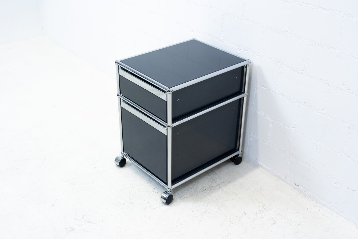 USM Haller Korpus Anthrazitgrau Nr. 15