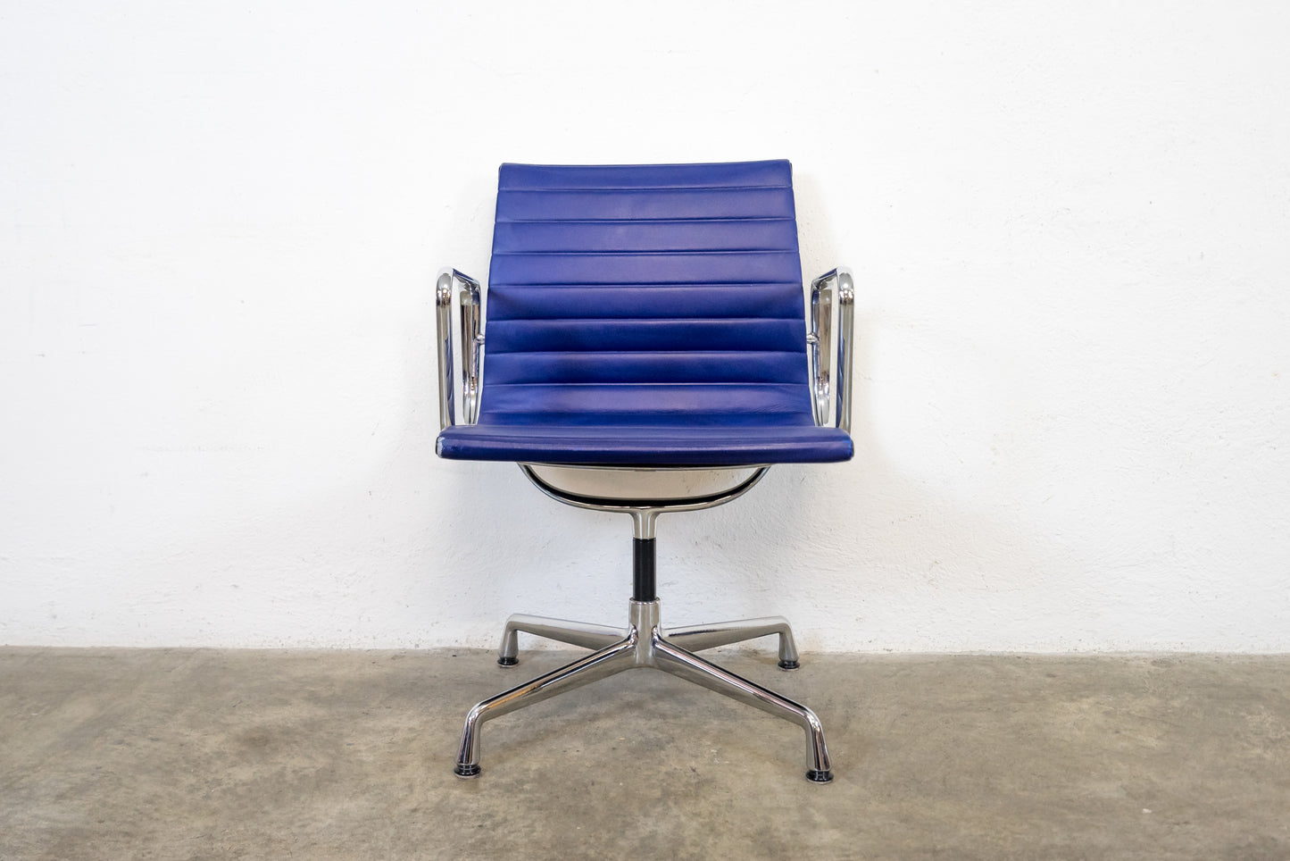 Vitra Aluminium Chair EA 108 Nr. 4