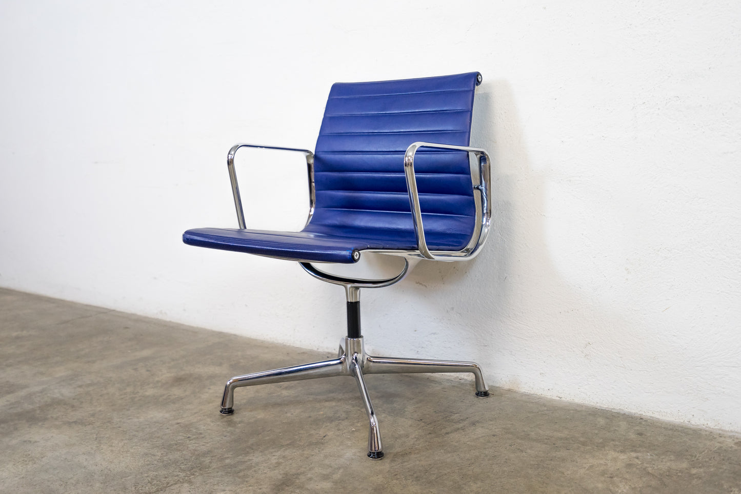 Vitra Aluminium Chair EA 108 Nr. 4