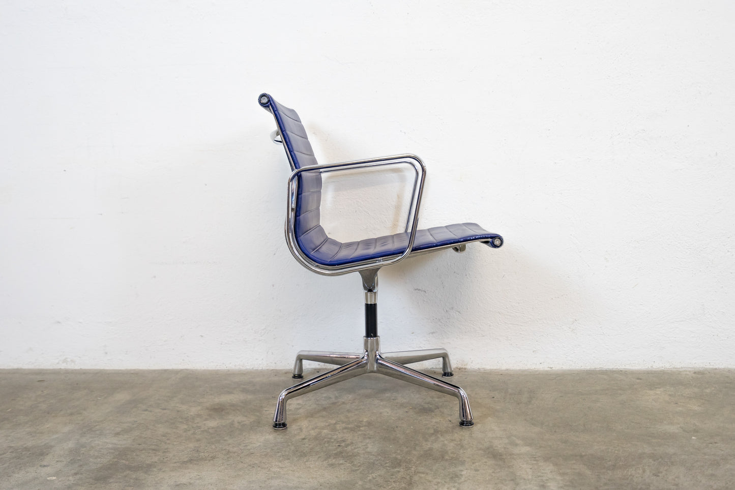 Vitra Aluminium Chair EA 108 Nr. 4