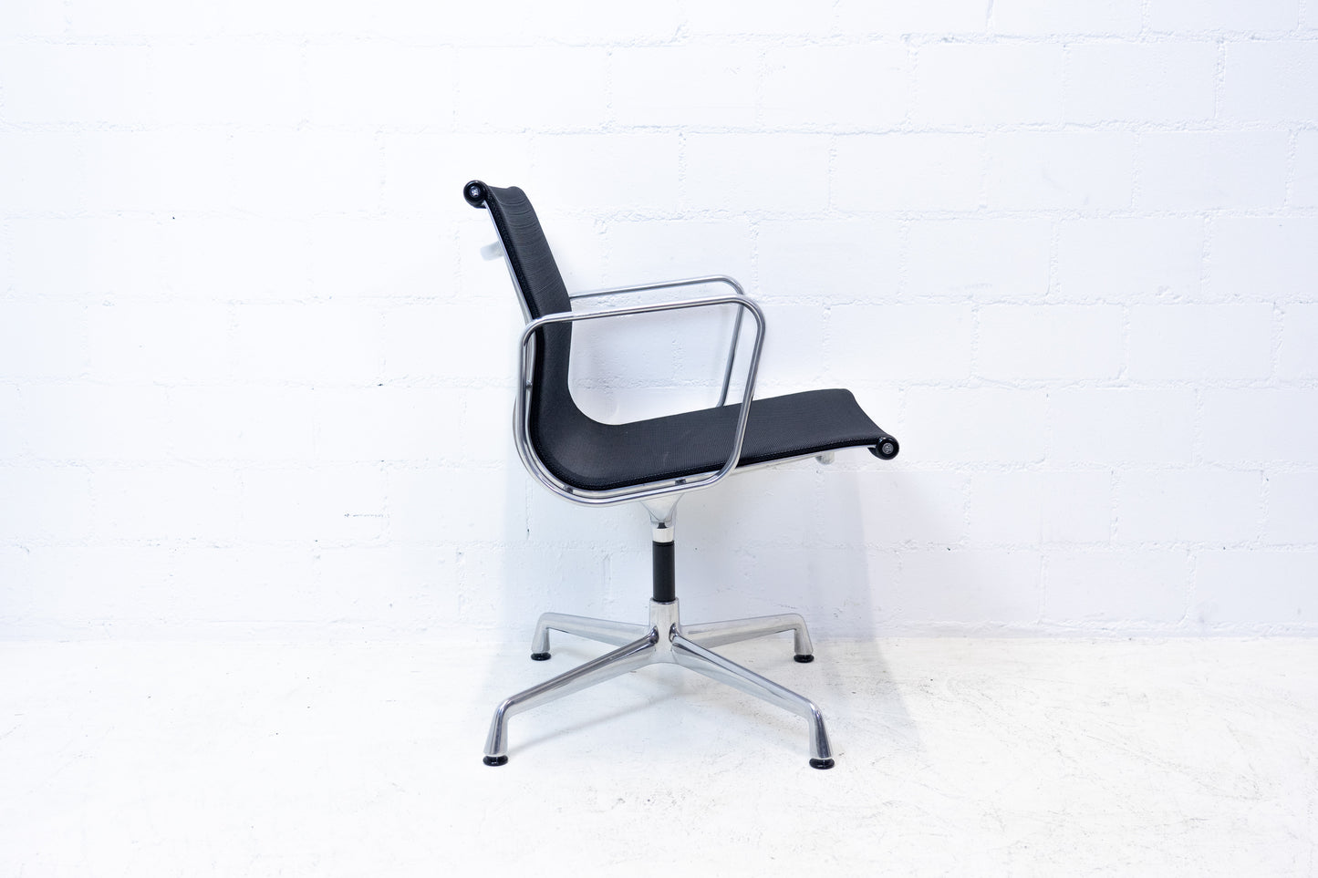 Vitra Eames Aluminium Chair EA 108 Netz Nr. 2