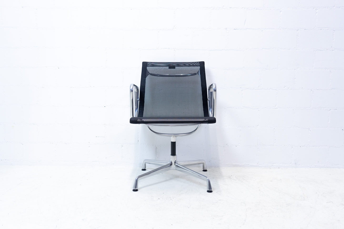 Vitra Eames Aluminium Chair EA 108 Netz Nr. 2