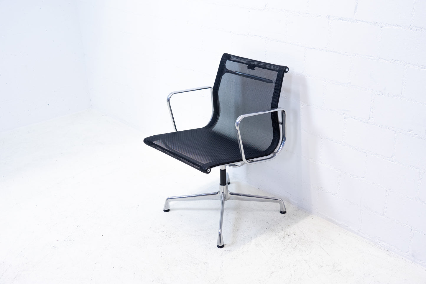 Vitra Eames Aluminium Chair EA 108 Netz Nr. 2