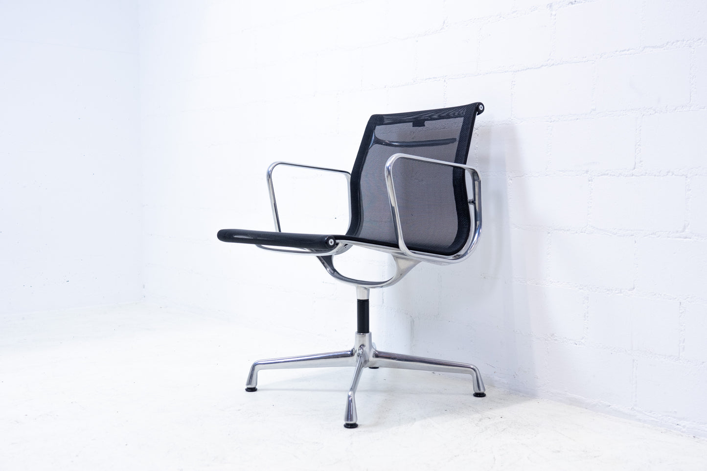 Vitra Eames Aluminium Chair EA 108 Netz Nr. 2