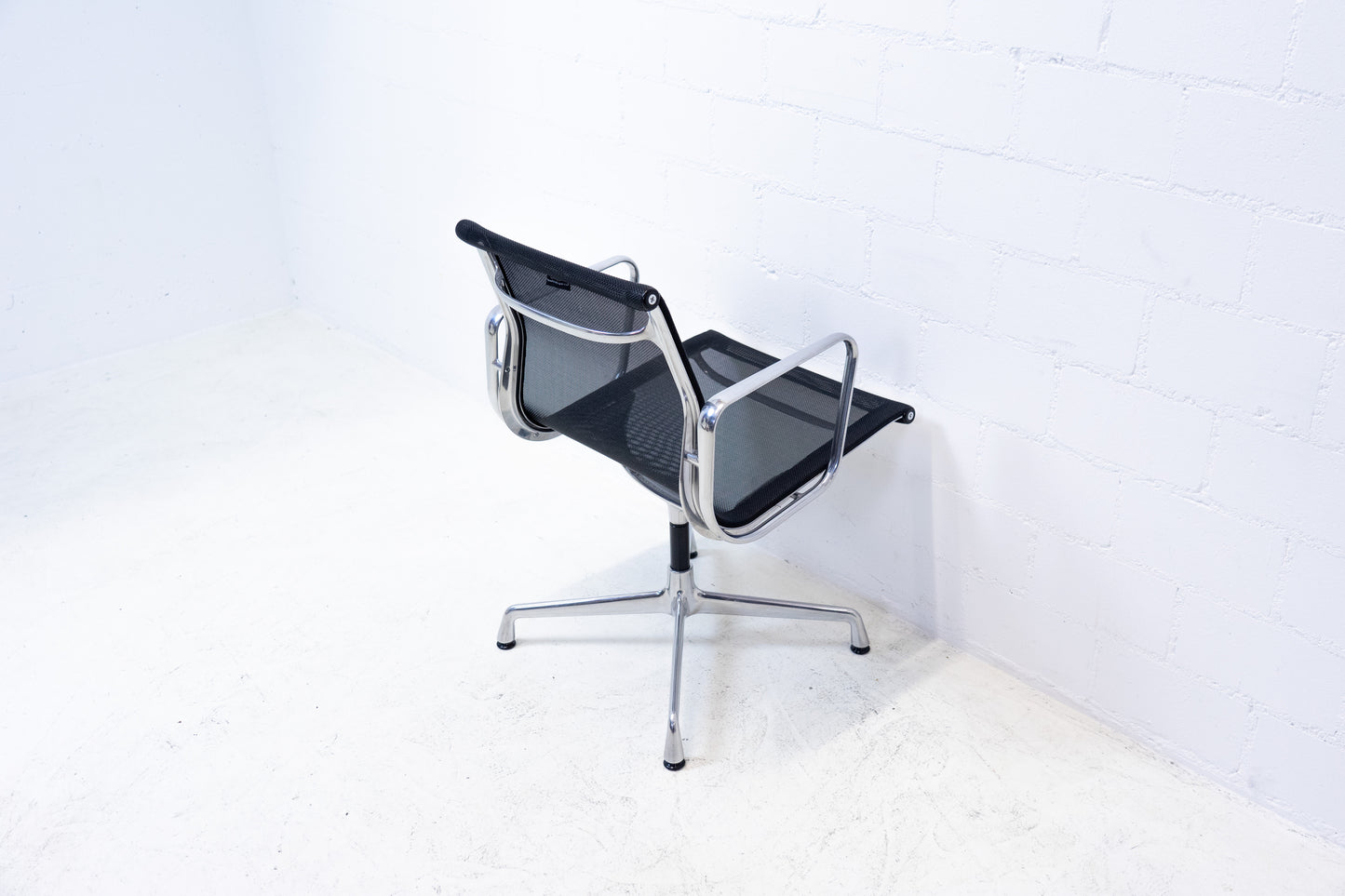 Vitra Eames Aluminium Chair EA 108 Netz Nr. 2