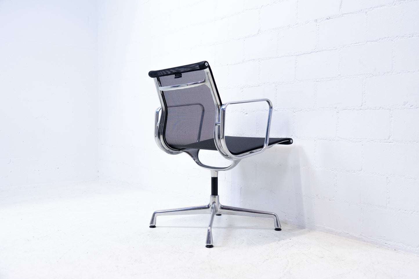 Vitra Eames Aluminium Chair EA 108 Netz Nr. 2