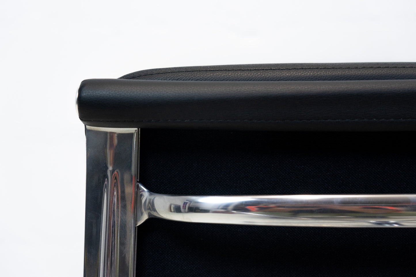 Vitra Eames Aluminium Chair EA 208 Leder Nr. 2