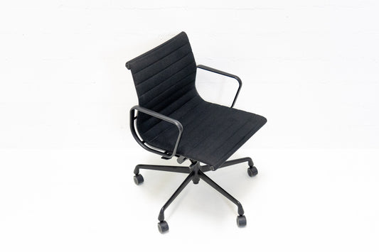 Vitra Aluminium Chair EA 118 Hopsak Nero