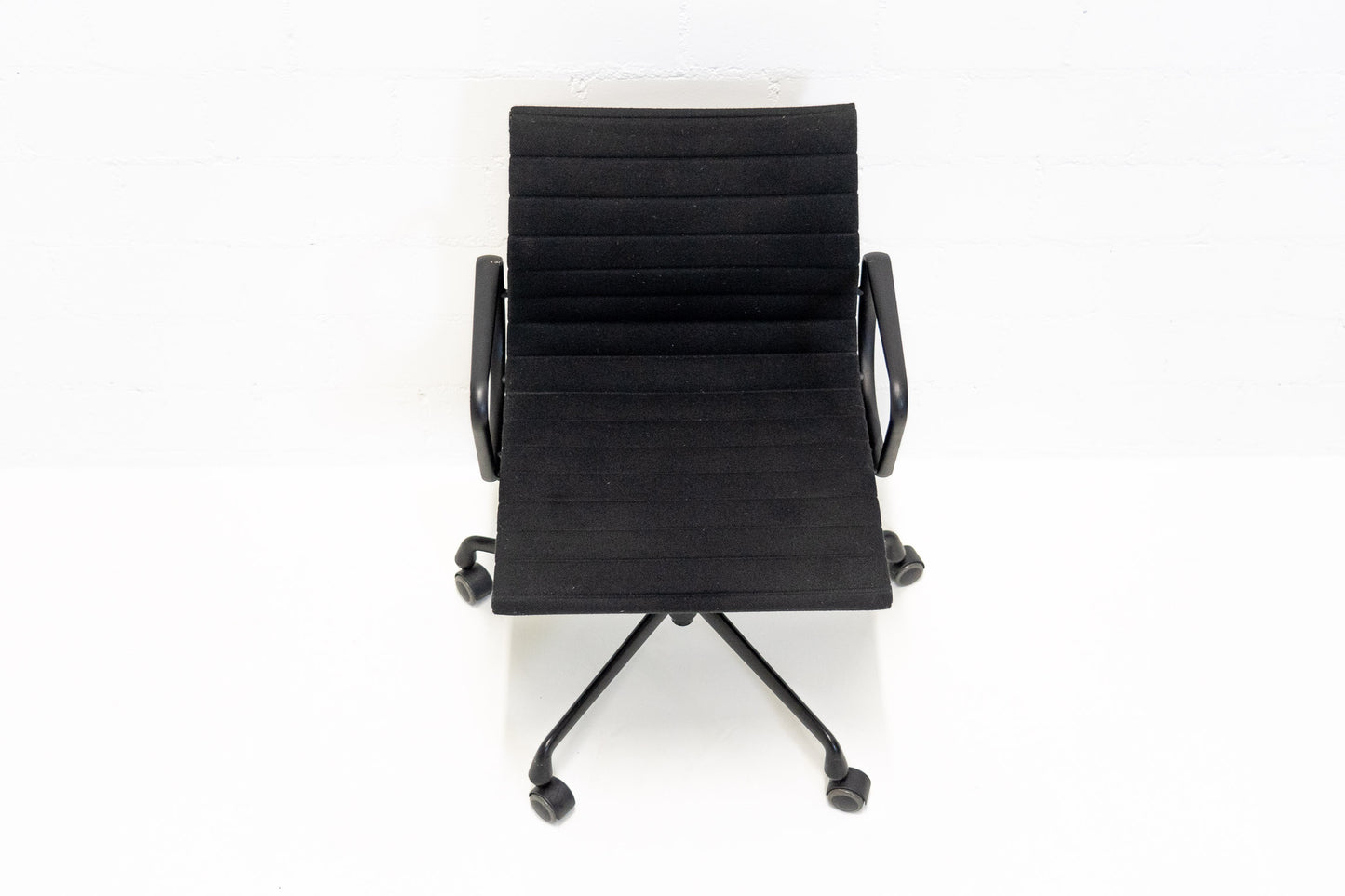 Vitra Aluminium Chair EA 118 Hopsak Nero