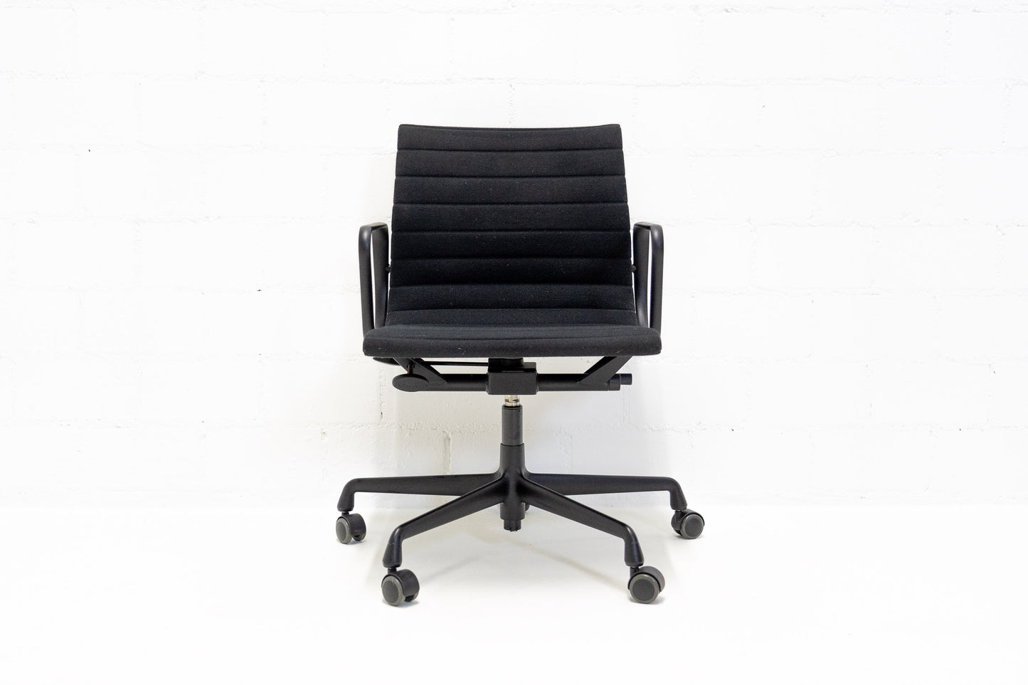 Vitra Aluminium Chair EA 118 Hopsak Nero