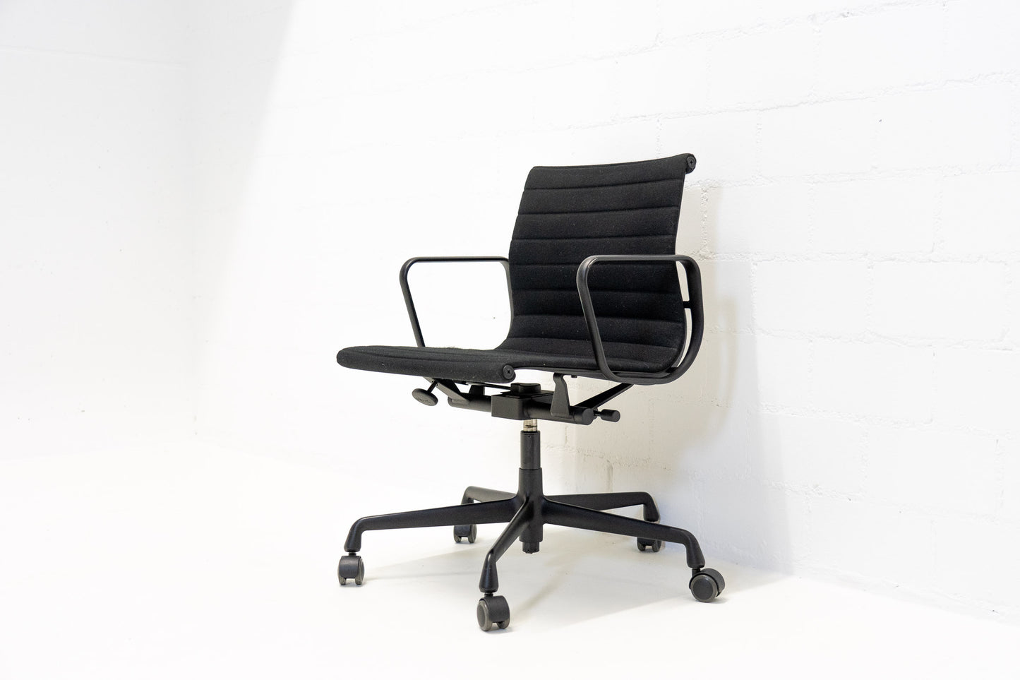 Vitra Aluminium Chair EA 118 Hopsak Nero