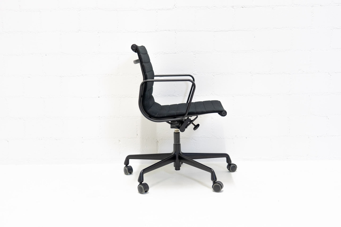 Vitra Aluminium Chair EA 118 Hopsak Nero