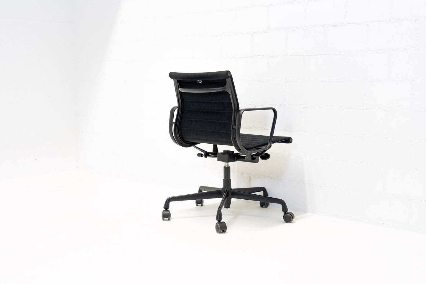 Vitra Aluminium Chair EA 118 Hopsak Nero