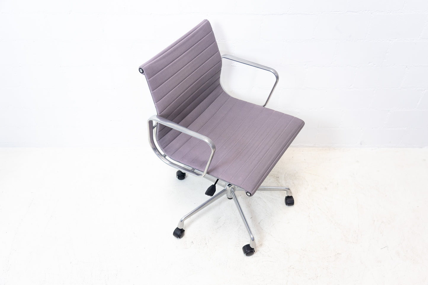 Vitra Aluminium Chair EA 117 Hopsak