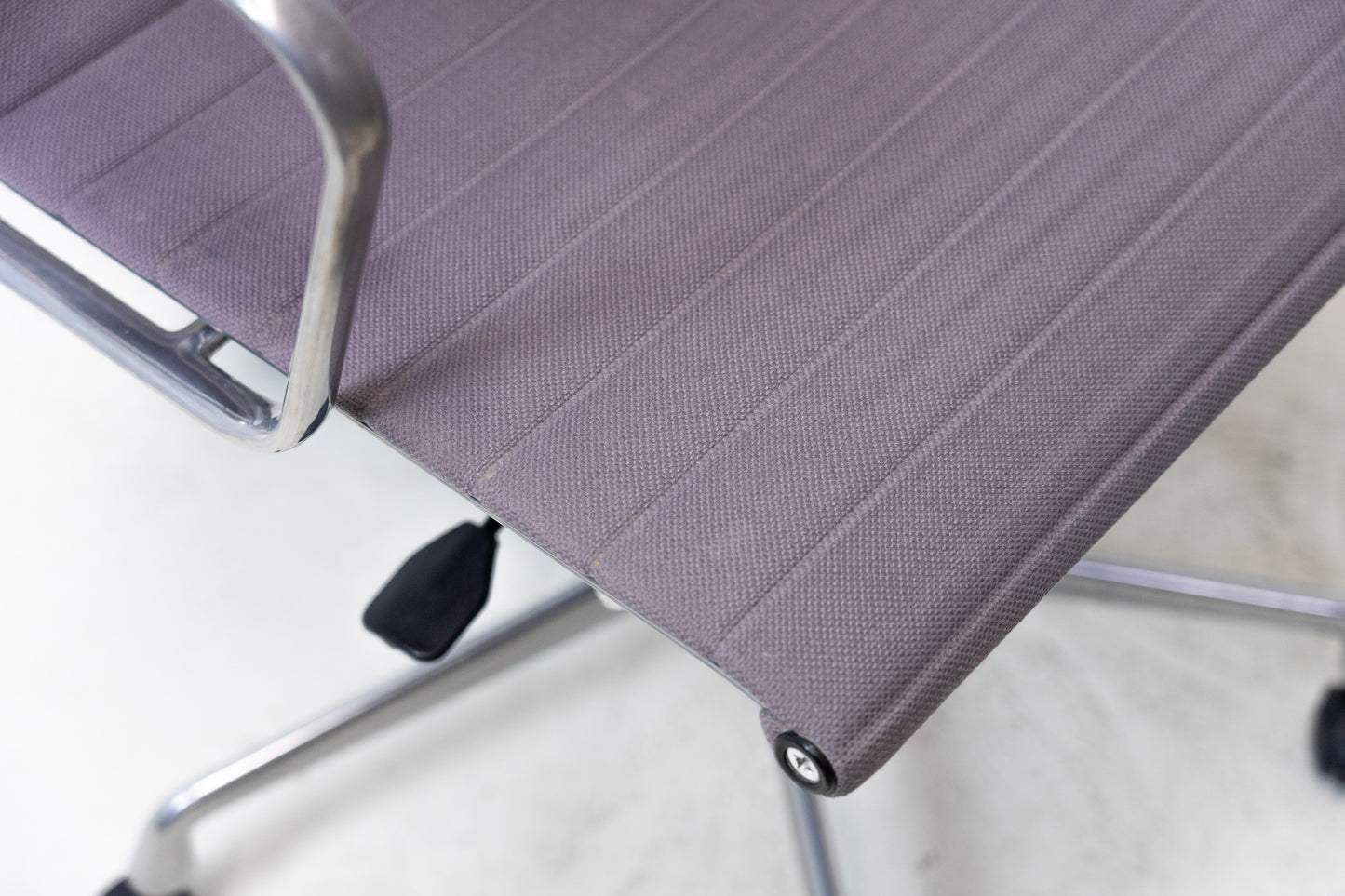 Vitra Aluminium Chair EA 117 Hopsak