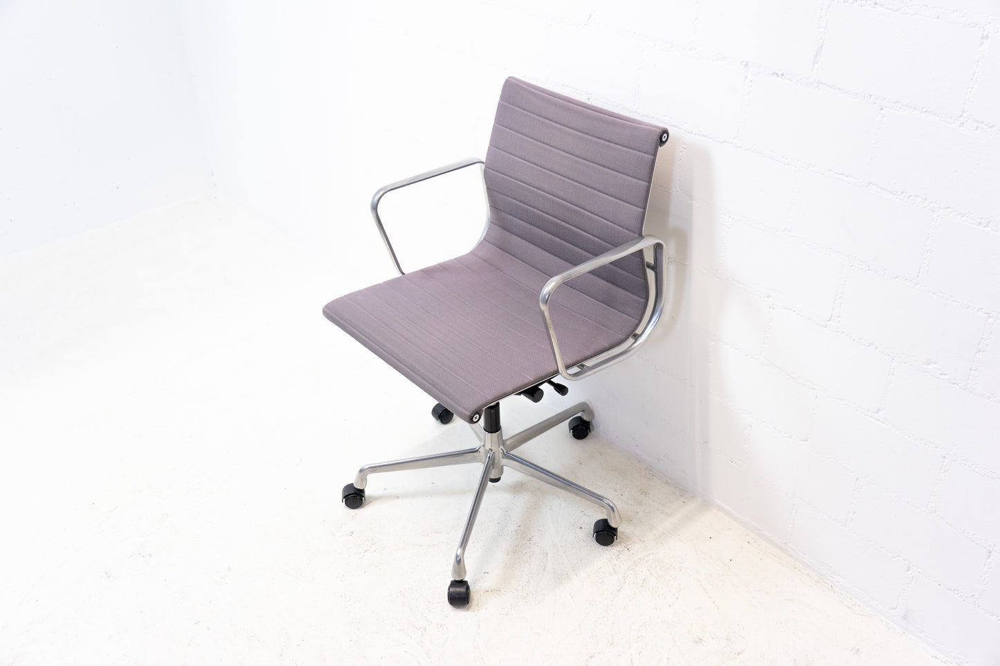 Vitra Aluminium Chair EA 117 Hopsak