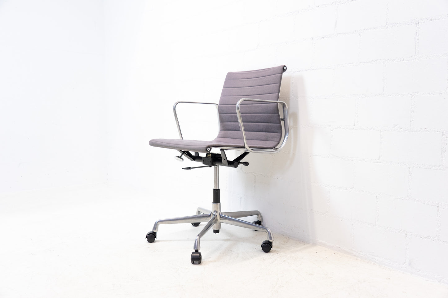 Vitra Aluminium Chair EA 117 Hopsak
