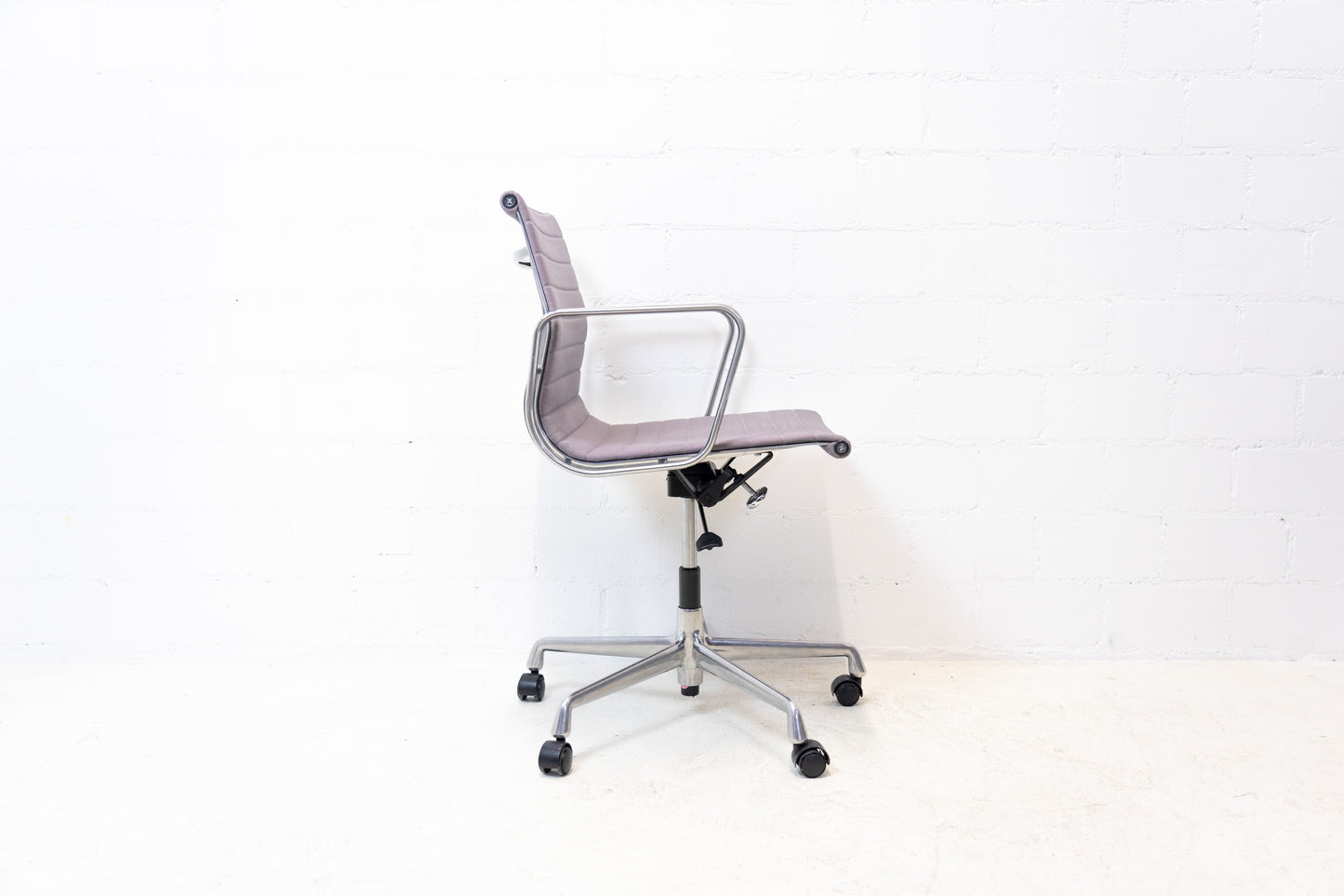 Vitra Aluminium Chair EA 117 Hopsak