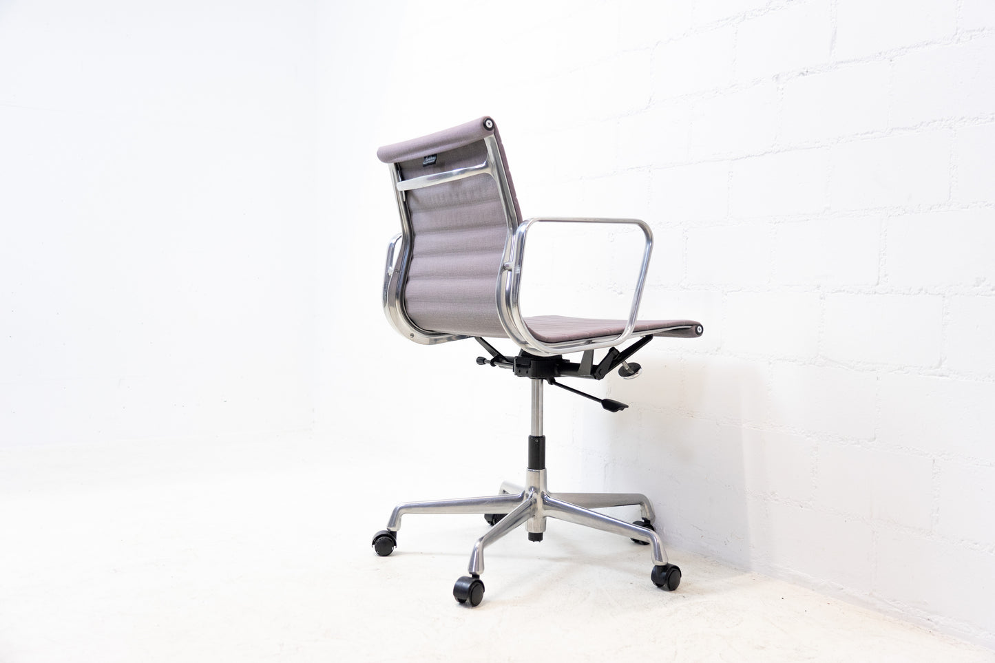 Vitra Aluminium Chair EA 117 Hopsak