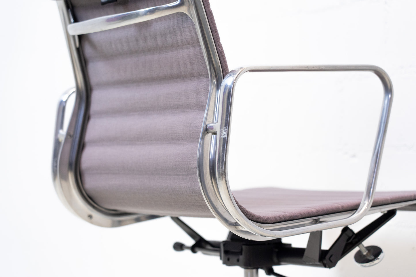 Vitra Aluminium Chair EA 117 Hopsak