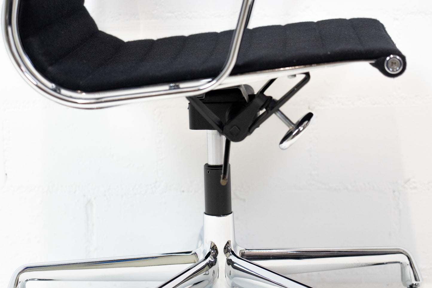 Vitra Aluminium Chair EA 117 Hopsak Nr. 2