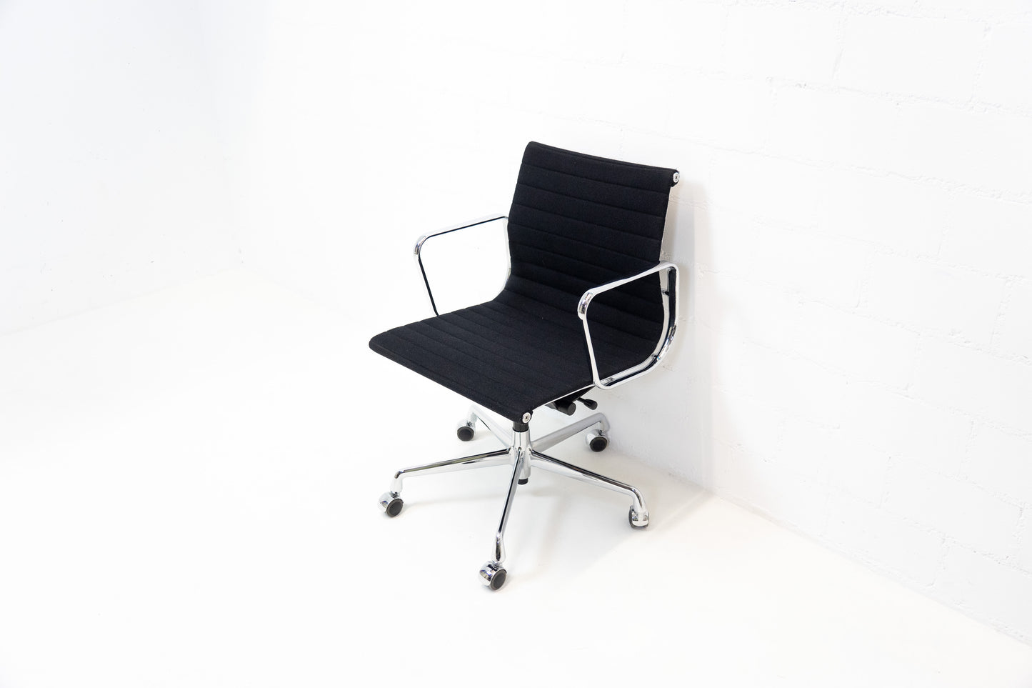 Vitra Aluminium Chair EA 117 Hopsak Nr. 2