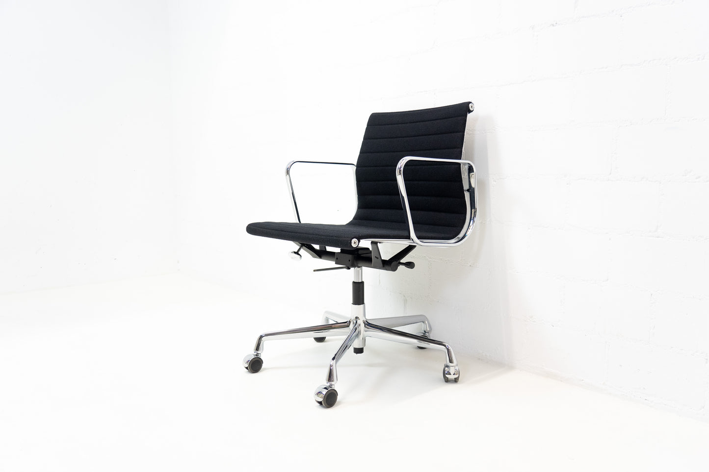 Vitra Aluminium Chair EA 117 Hopsak Nr. 2
